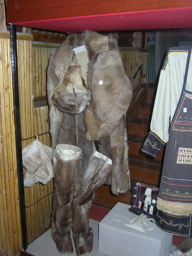 В музее коренных жителей острова Сахалин Традиционная одежда нивхов. 